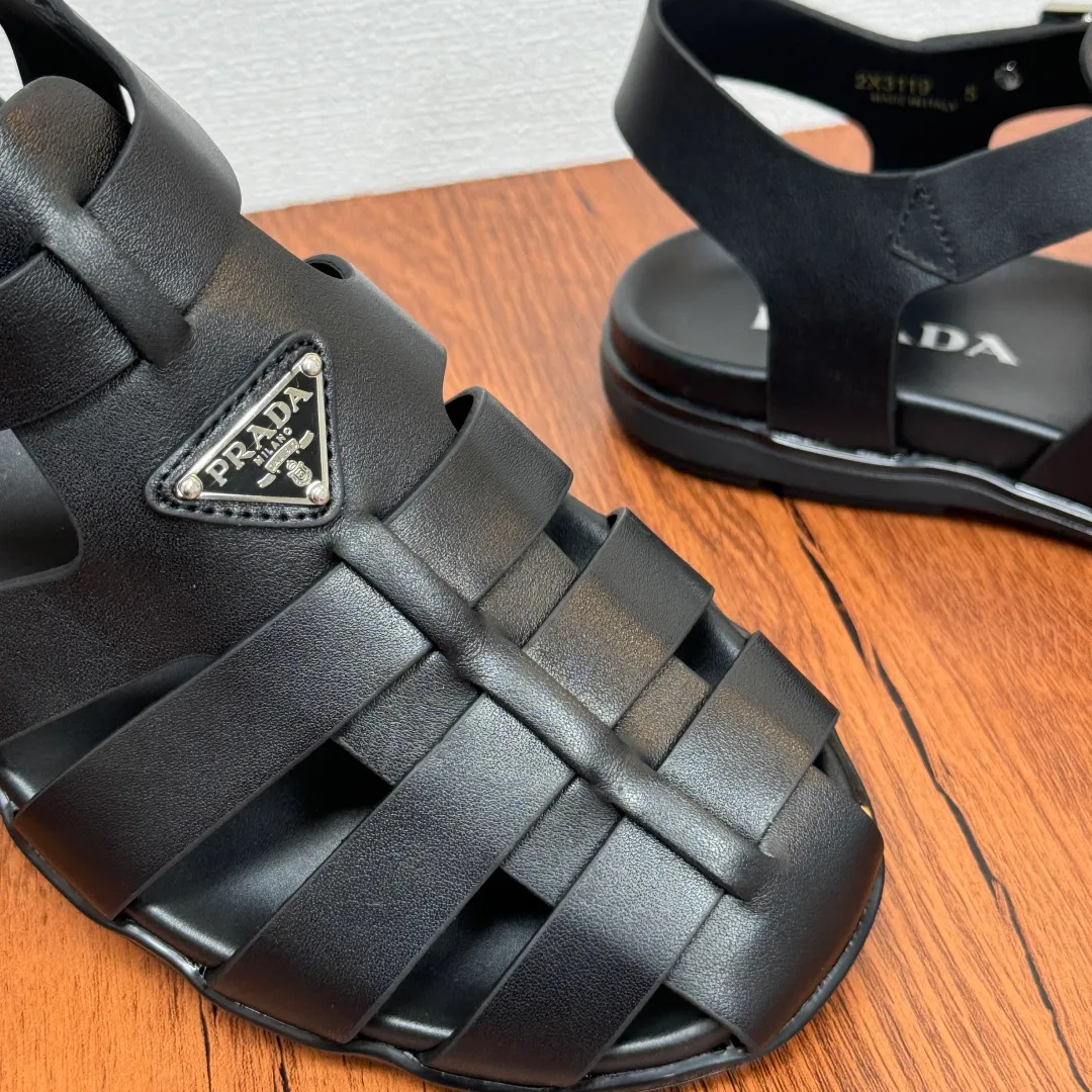 Batch 720 Prada/Prada men's counter simultaneously ships new rubber fisherman sandals! Made in Guangzhou, with a full calfskin upper, this sandal reinterprets vintage beach sandals with contemporary lines and details, and is made of rubber. It is also decorated with the Prada series' iconic enameled triangular metal logo, silver metal buckle closure, genuine leather insole, white classic logo logo, and thin rubber sole for excellent foot comfort. Size: 39-40-41-42-43-44-45 Leather shoe size Item number: 2X3119 Black cowhide
